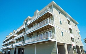 Exterior - Bayfront Bliss – 2BR Retreat for Sunny Days (Ocean City)