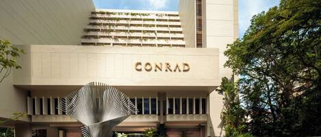 Un edificio moderno con el nombre 'CONRAD' bien visible.
