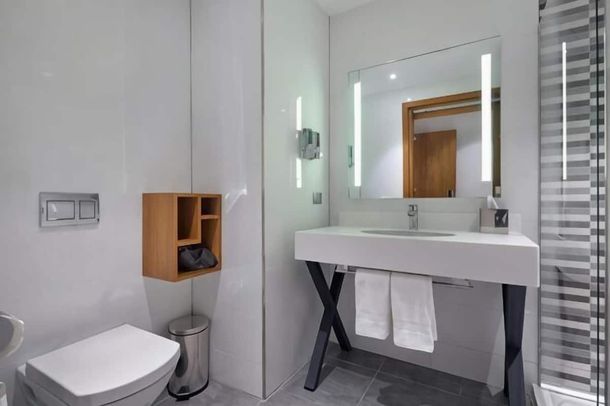 Baño | Regadera, pantuflas, toallas