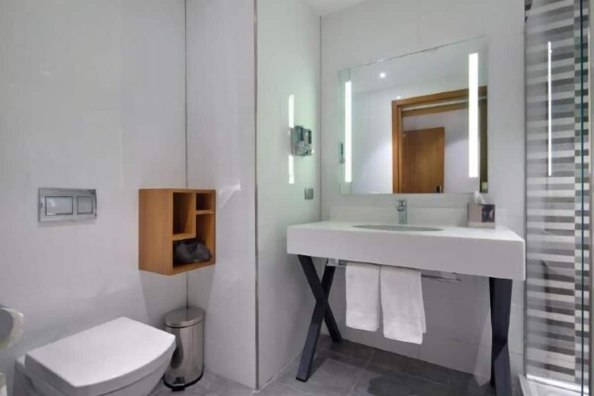 Baño | Regadera, pantuflas, toallas