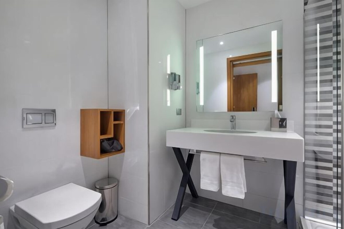 Queen Room-Accessible With Sofa Bed-Non-Smoking