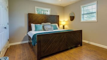 2 bedrooms, desk, iron/ironing board, internet