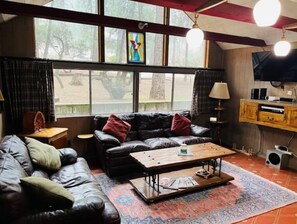 Living area - Jamo's Lodge Idyllwild (Idyllwild-Pine Cove)