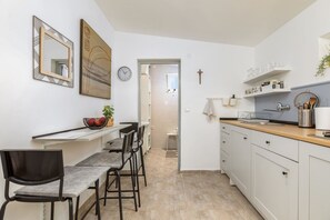 Kylskåp, spishäll, kaffe- och tebryggare och grytor/köksredskap