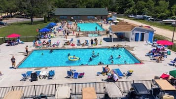 Una piscina al aire libre de temporada