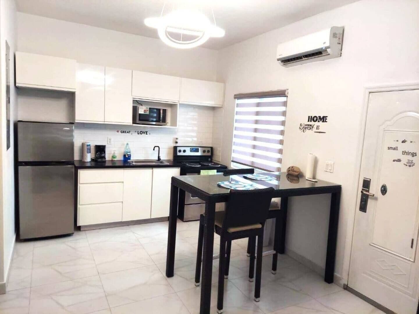 Kühlschrank, Mikrowelle, Ofen, Herdplatte