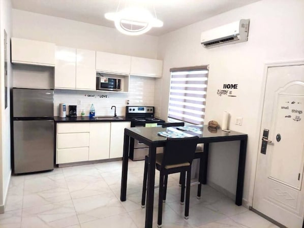 Kühlschrank, Mikrowelle, Ofen, Herdplatte