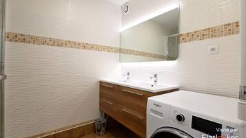 Secadora de cabello, toallas, jabón, shampoo