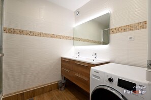 SĂšche-cheveux, serviettes fournies, savon, shampoing