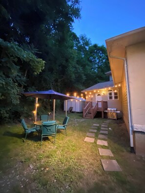 Outdoor dining - Natures Haven - bottom unit (Asheville)