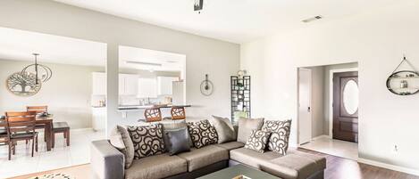 Televisión, chimenea, futbolito y tenis de mesa