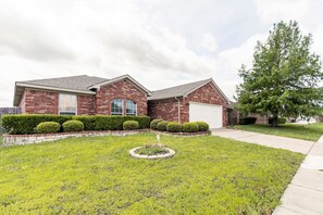 Exterior - Family Home| Large Patio| Game Room| AT&T Stadium (Arlington)