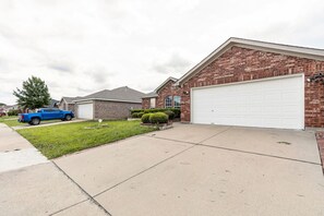Property grounds - Family Home| Large Patio| Game Room| AT&T Stadium (Arlington)
