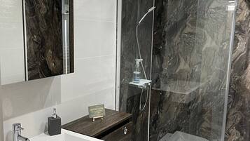 Douche, articles de toilette écologiques, sÚche-cheveux