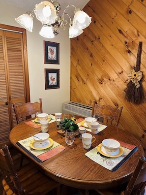 Dining - Bonnie Cabin close to Helton Creek Falls (Blairsville)