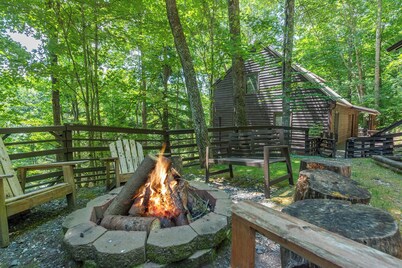 Come Ski Hatley Pointe! Hot Tub+Fire Pit, Fireplace,WiFi, Pet Friendly!