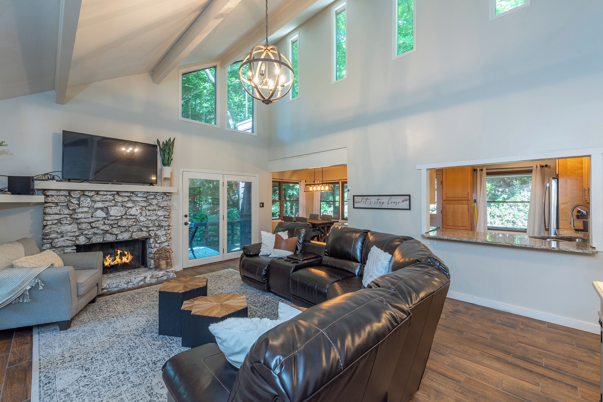 智能电视、壁炉、书