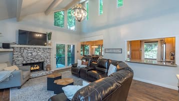 智能电视、壁炉、书