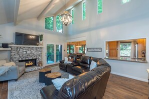 Smart-TV, Kamin, Bücher