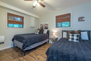 A bedroom with two beds, a ceiling fan, and a window with blinds. - 2 mins to Ski! Hot Tub+Fire Pit, Fireplace, Grill! (Mars Hill)