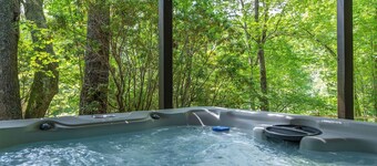 Hot Tub+Fire Pit, Fireplace, Grill, WiFi, Resort Access, Pet Friendly, Skiing!