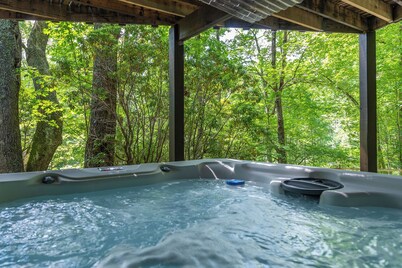 Hot Tub+Fire Pit, Fireplace, Grill, WiFi, Resort Access, Pet Friendly, Skiing!