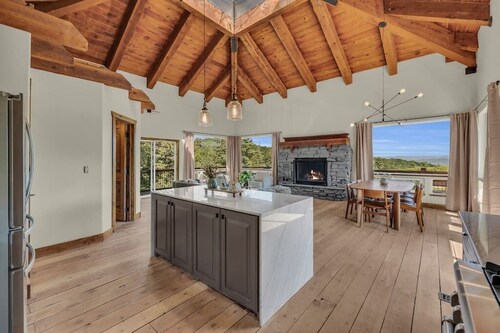 Scenic Stay w/ Hot Tub by Park City
