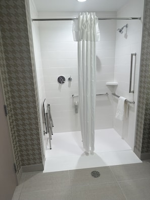 Secador de pelo, toallas, jabón, shampoo