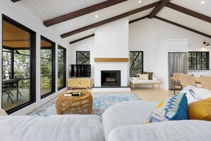 3 bedrooms, iron/ironing board, free WiFi, bed sheets - Canyon Lake Views! Newly Remodeled Lake house near the water & boat ramp!  (Canyon Lake)