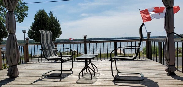 Terrace/patio - Cozy 2 bed rooms with bunkie cottage. 20 mins way from tobermory. (Lion's Head)
