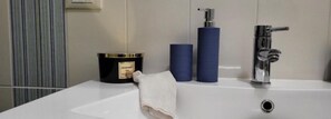 Haartrockner, Bidet, Handtücher, Toilettenpapier