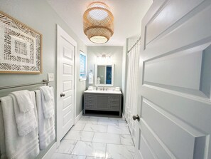 Regadera, secadora de cabello, toallas, jabón 