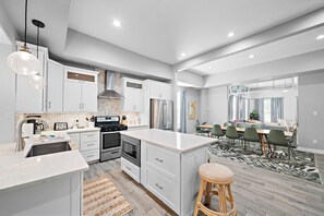 Een koelkast, een magnetron, een oven, een kookplaat