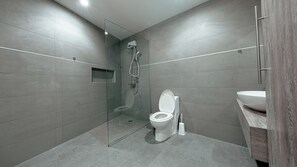 Regadera, secadora de cabello, toallas, jabón 