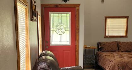 Cabin Sleeps 4 Just minutes from Lake Sam Rayburn