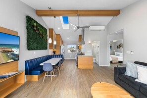 TV - Modern Luxury 2BR Apt in Heart of OB (San Diego)