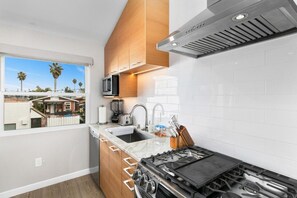 Refrigerador, cafetera y tetera y utensilios de cocina 