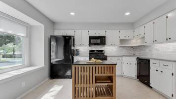 Coffee/tea maker, fridge, microwave, oven