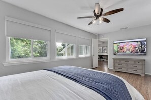 3 bedrooms, desk, WiFi, bed sheets