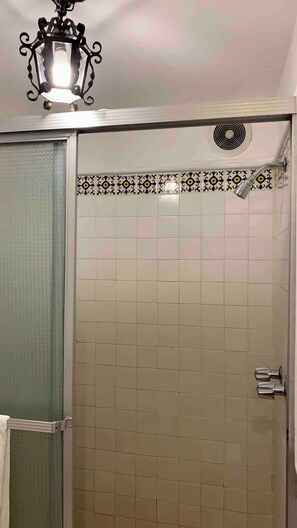 Ducha, toallas, jabón y papel higiénico