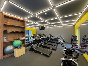 A gym with treadmills, exercise balls, and weight machines. - Houx Pinheiros 1508 (São Paulo)