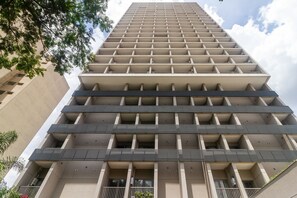 A high-rise building with multiple balconies and a grid-like facade. - Houx Pinheiros 1508 (São Paulo)