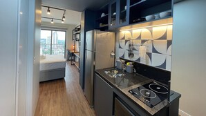 Una cocina moderna con estufa integrada, refrigerador y comedor con vistas.