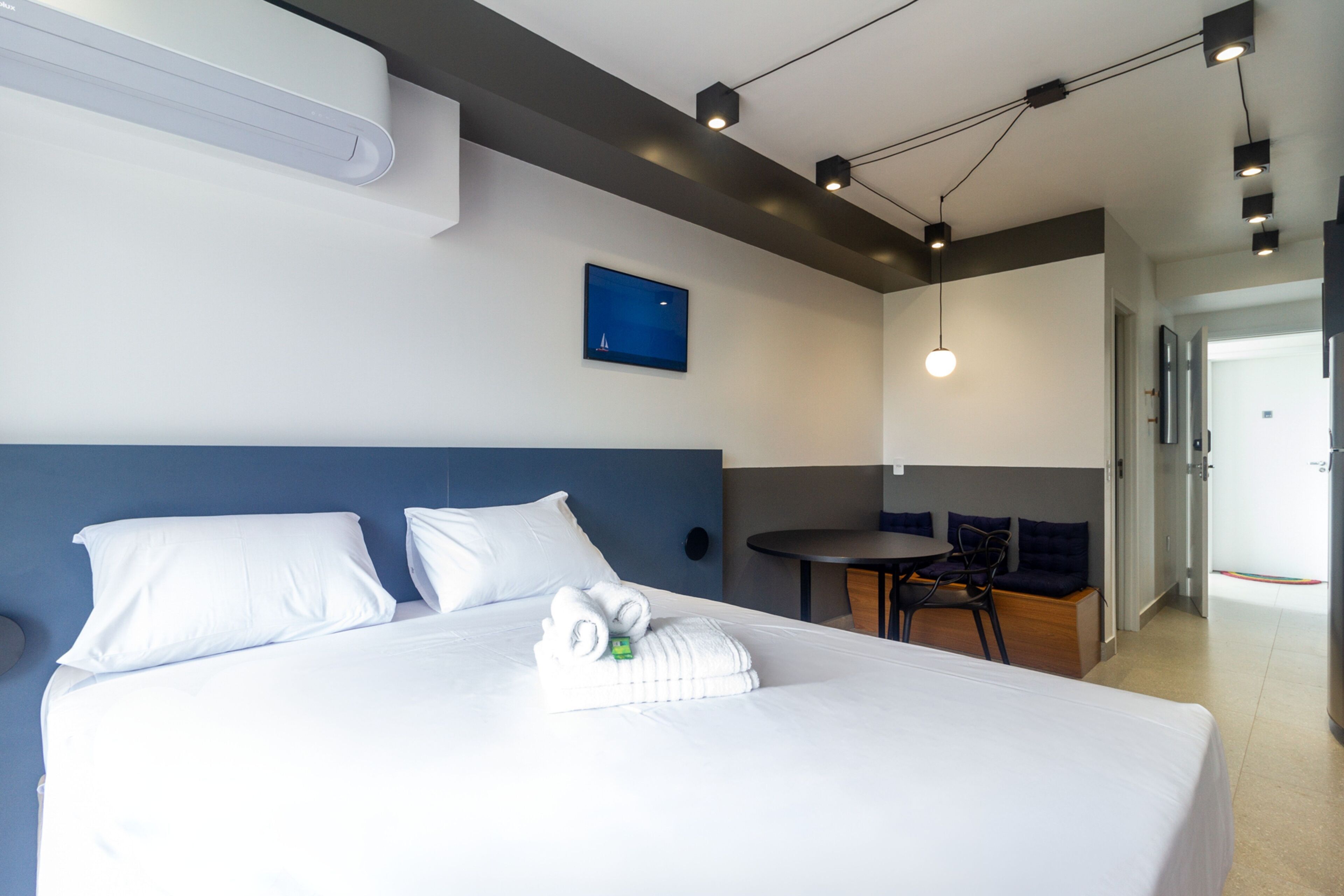 Ein Hotelzimmer mit einem Bett, einem kleinen Tisch und einer Sitzecke.