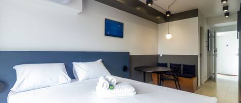 Ein Hotelzimmer mit einem Bett, einem kleinen Tisch und einer Sitzecke.