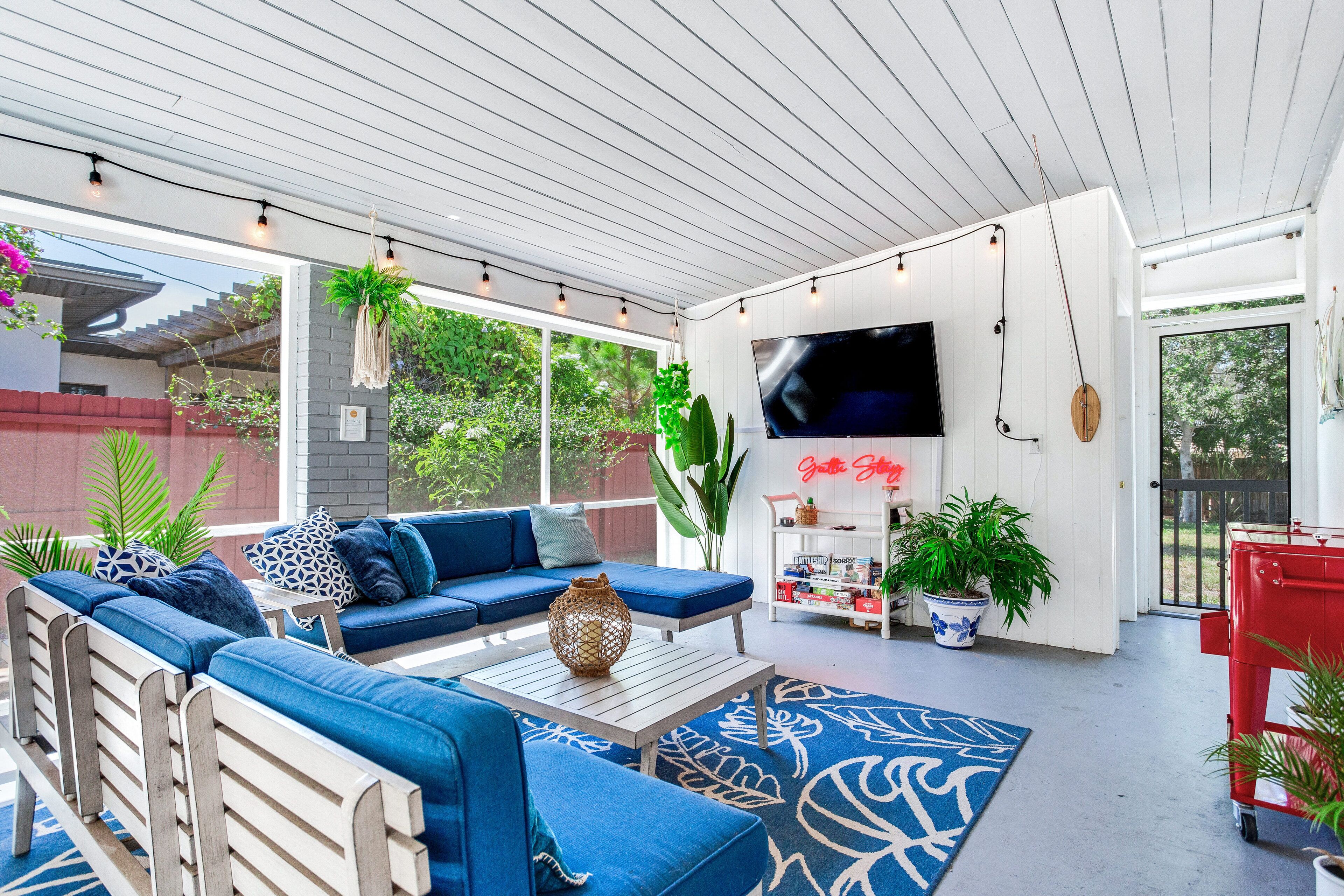 Smart-TV, Kamin, Bücher