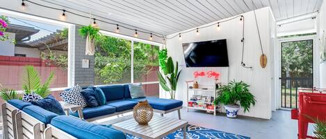 Smart-TV, Kamin, Bücher