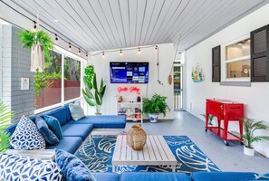 Smart-TV, Kamin, Bücher