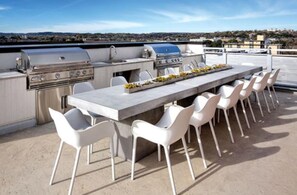 Outdoor dining - Studio unit/Austin - Full Kitchen, W/D, Rooftop Pool, & More! (Austin)