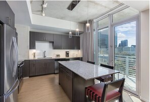 Coffee/tea maker, fridge, microwave, oven - Studio unit/Austin - Full Kitchen, W/D, Rooftop Pool, & More! (Austin)